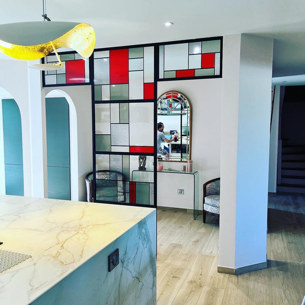 Verrière à vitrages rouges, gris et clairs, façon Mondrian, dans une cuisine
