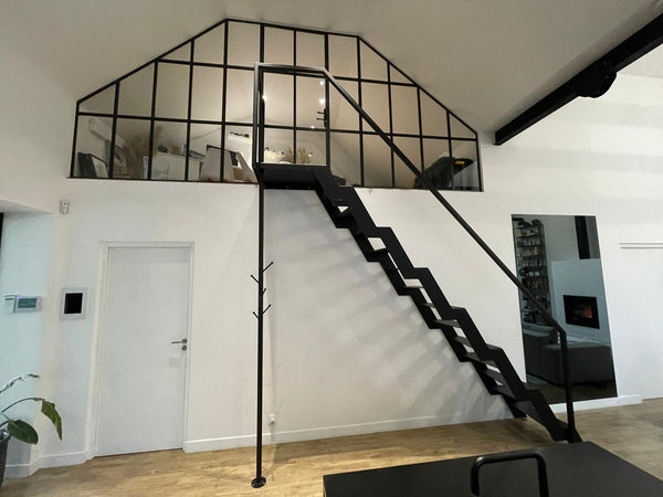 Verrière en pignon en garde-corps de mezzanine, au-dessus d’un escalier