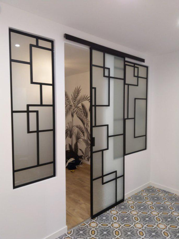 Porte coulissante à motif géométrique et panneau fixe assorti, en verre dépoli